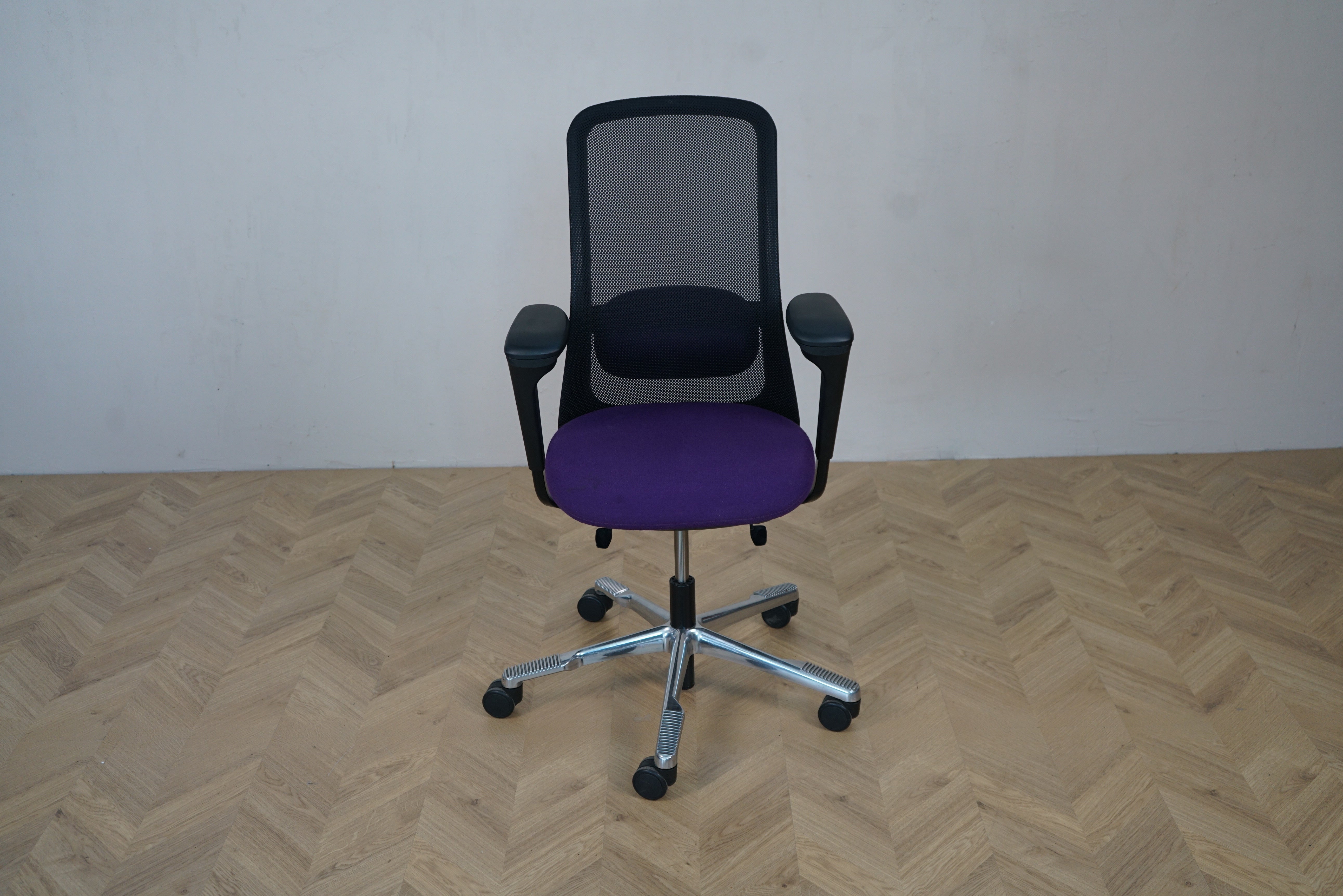 HÅG SoFi 7500 kontorstol set forfra med lilla sæde, mesh-ryg og armlæn – ergonomisk kontorstol